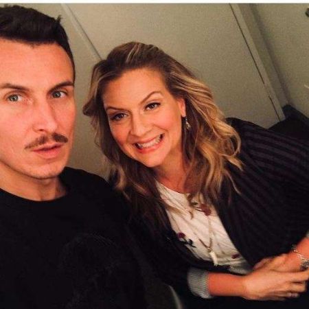 Amanda posted a selfie with Alan captioning as "Favorite Selfie Partner" 